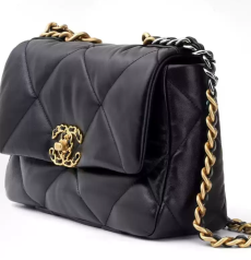 CHANEL シャネル 19 スモール ブラックラムレザー ダイヤキルト ゴールド&ルテニウム混合金具 口金チェーンショルダー