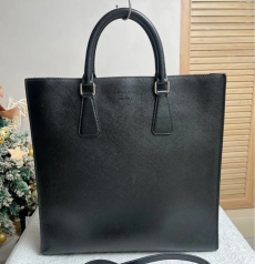 PRADA プラダ サフィアーノ ミディアム ノースサウストート ブラック シルバー金具 取り外しストラップ付き