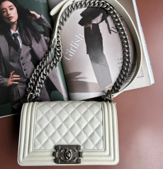 CHANEL ボーイシャネル スモールフラップ アイボリー キャビアレザー ガンメタル金具 チェーンショルダー