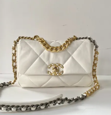 CHANEL シャネル 19 スモールフラップ クリーム シャイニーラムスキン ミックス金具チェーン