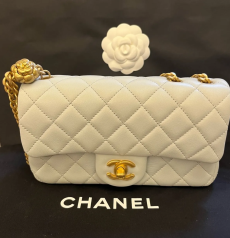 CHANEL シャネル クラシックフラップ スモール アイボリー ラムスキン ゴールドカメリア 長さ調整チェーン付き